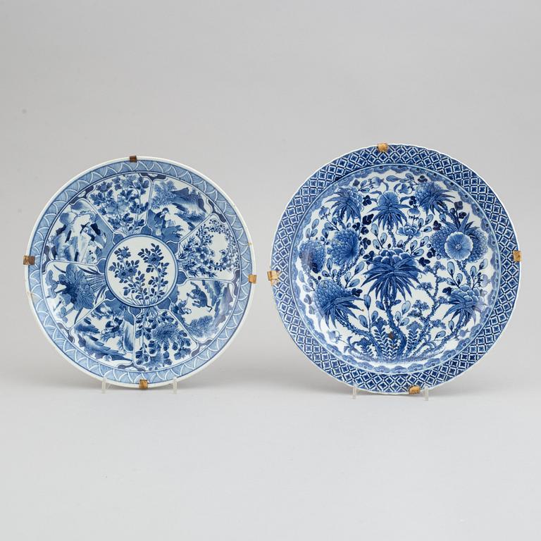 Two blue and white decorated plates, Qing dynasty, late 19th century.
