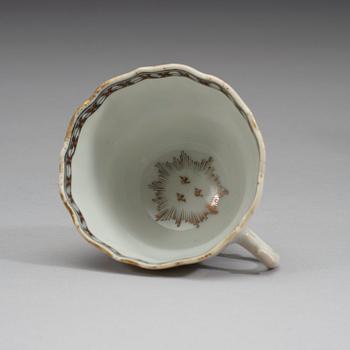 An armorial cup with stand Qing dynasty, Qianlong (1736-95), ca 1760.