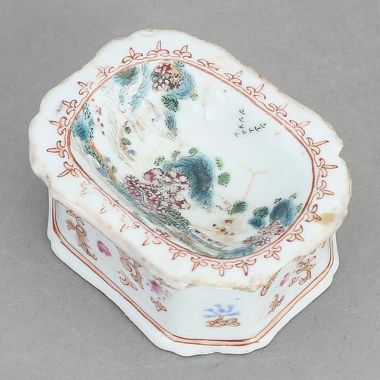 SALTKAR OCH FAT, porslin, Qianlong, Kina 1700-tal resp Japan tidigt 1900-tal.
