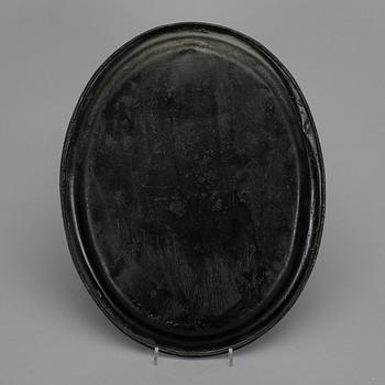 BRICKA, bemålad plåt. 1800-talets andra hälft.