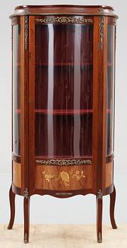 VITRINSKÅP, Louis XVI-stil, 1900-talets andra hälft.
