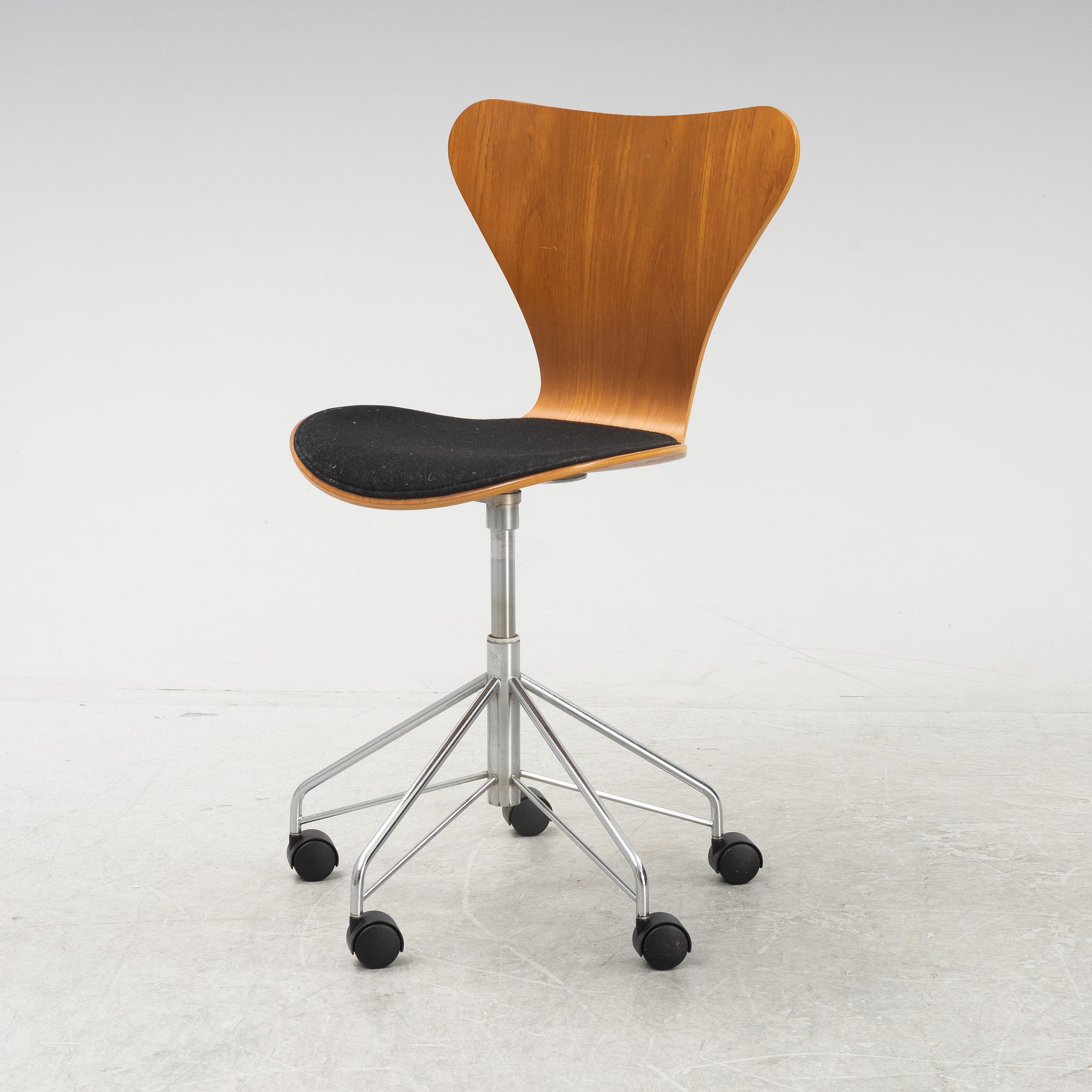 Arne Jacobsen, a 'Series 7' swivel chair from Fritz Hansen, Denmark 1994.