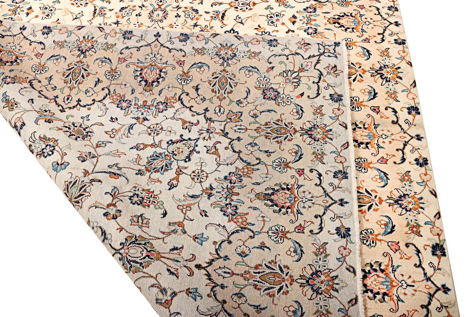 A Kashan carpet, a. 305 x 195 cm.