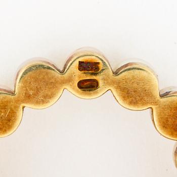 A cultured pearl brooch.