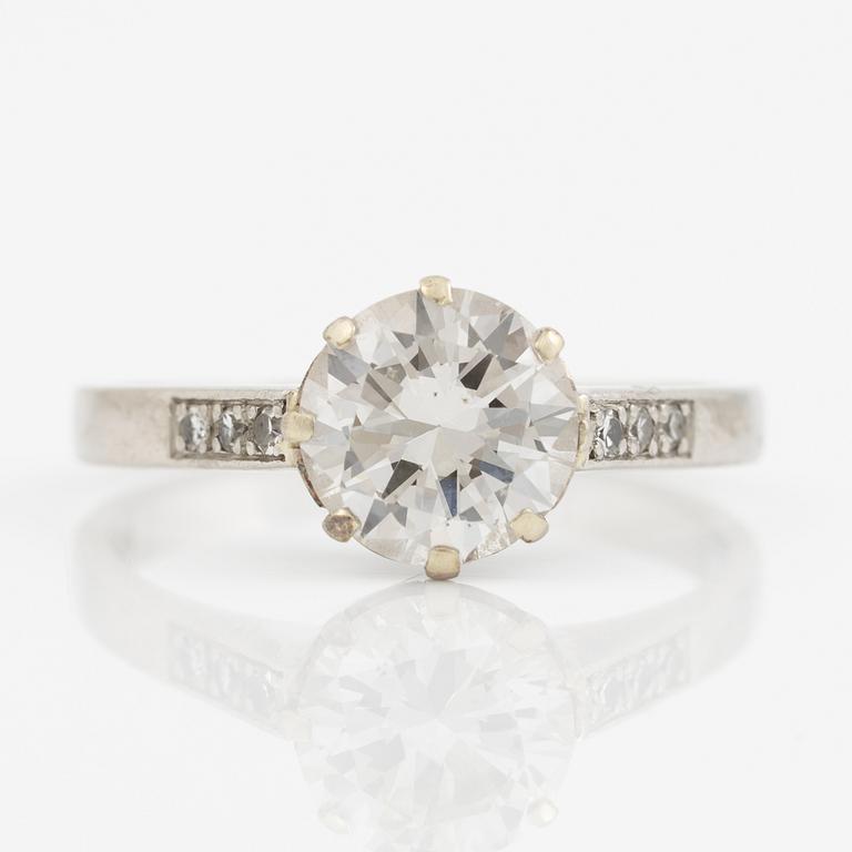 Ring in platinum with brilliant-cut diamond.