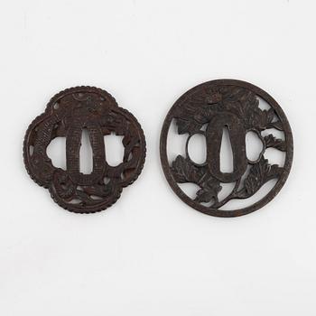 Two Japanese Tsubas, varav en Edo period (1666-1868).