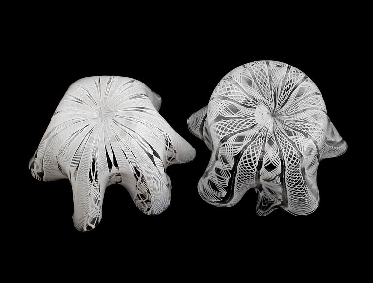 SKÅLAR, 2 st, glas, s k näsduksskålar, sannolikt Venini, Murano, Italien, 1900-talets mitt.