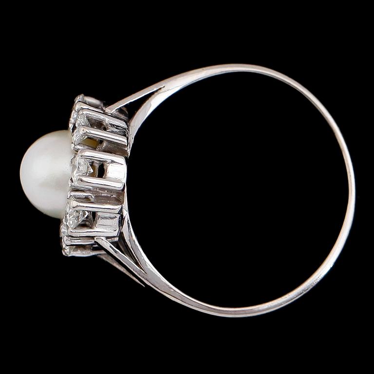 RING, 18 k guld, 9 briljantslipade diamanter tot ca 0.72 ct, odlad pärla, svenska stämplar RGW, 1961.