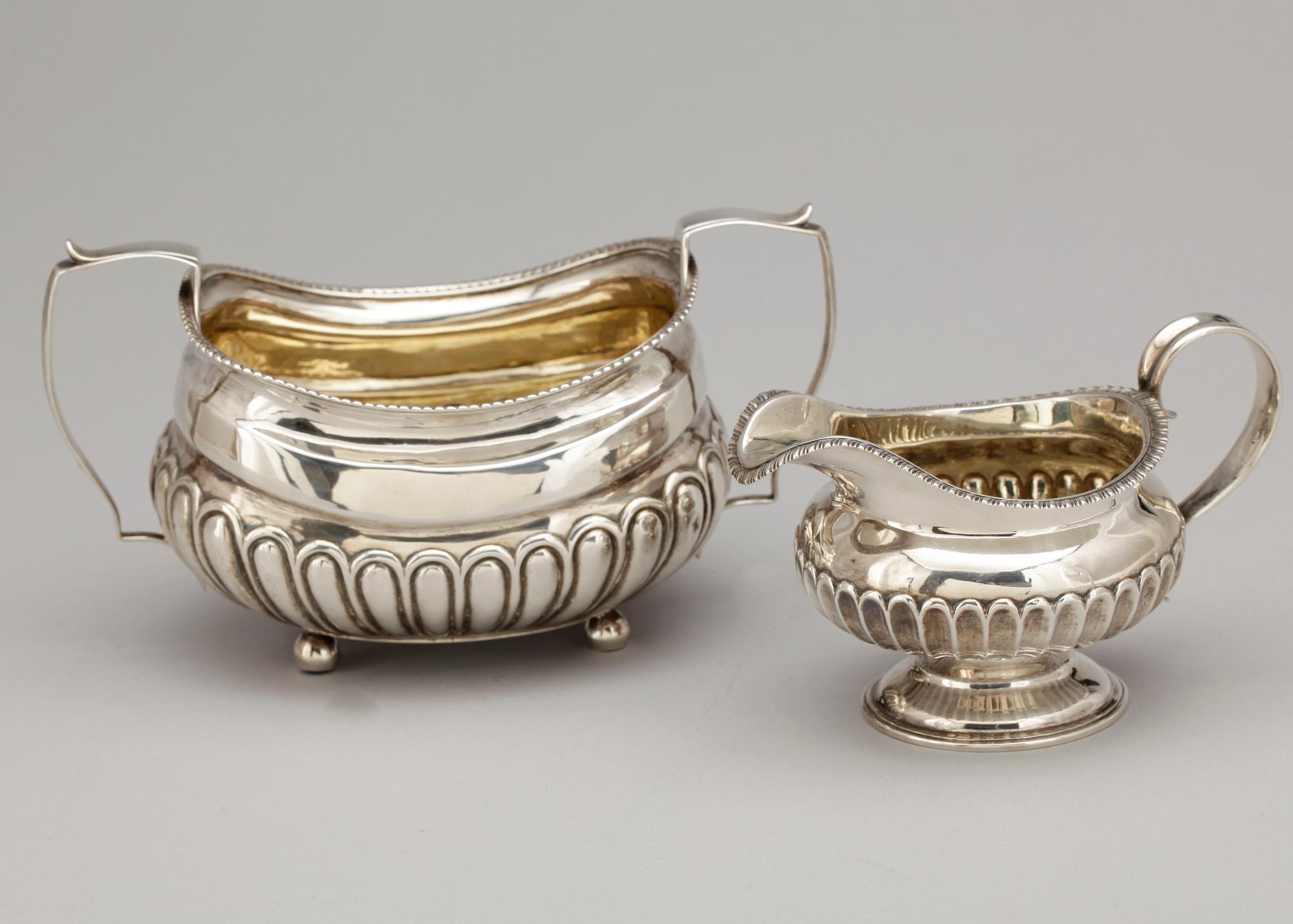 GRÄDDSNIPA OCH SOCKERSKÅL, silver, London, England. 1800-talets andra hälft. Totalvikt ca 400 g.