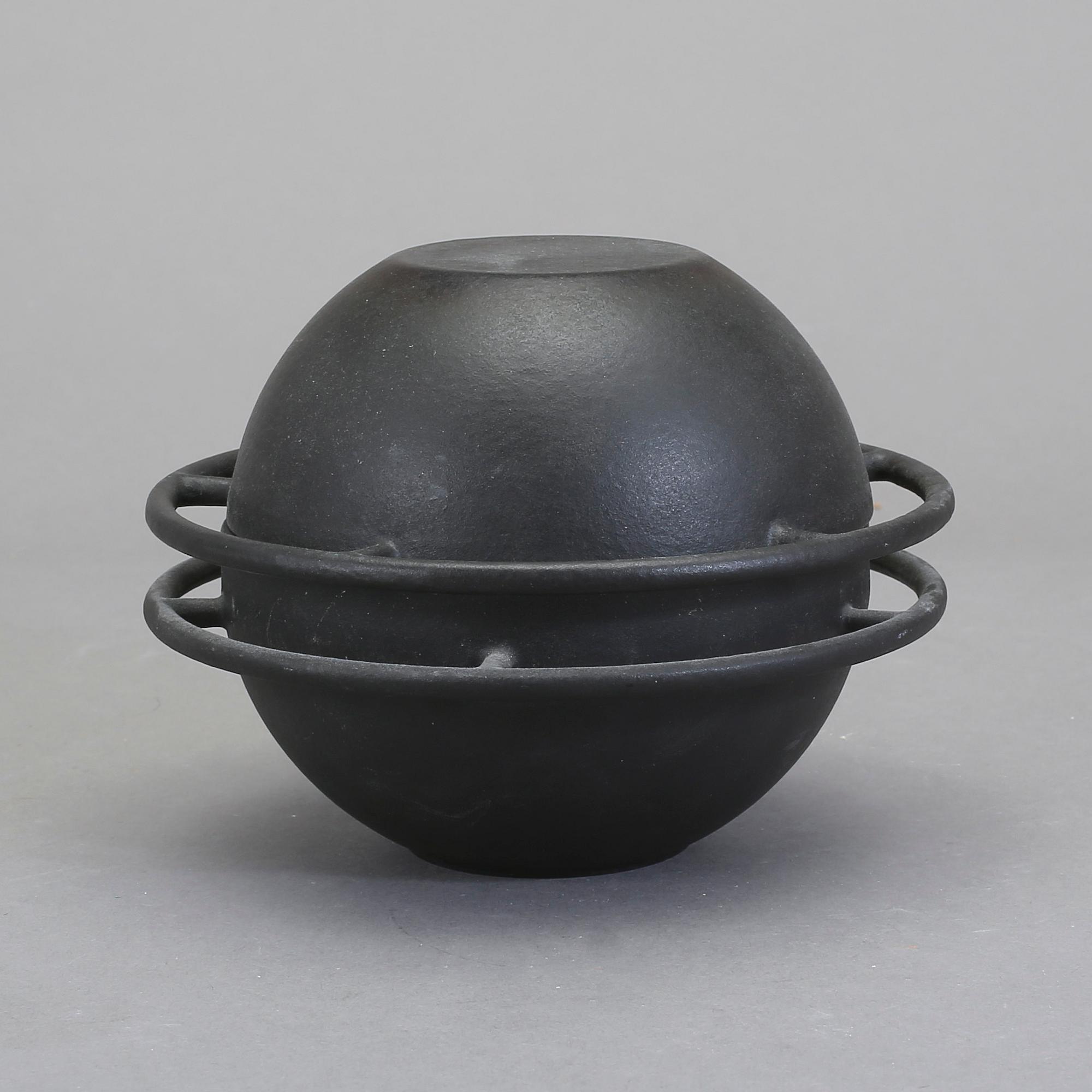 TIMO SARPANEVA, burk med lock / saturnus-gryta "Saturnus", formgiven 1960, Rosenslev.