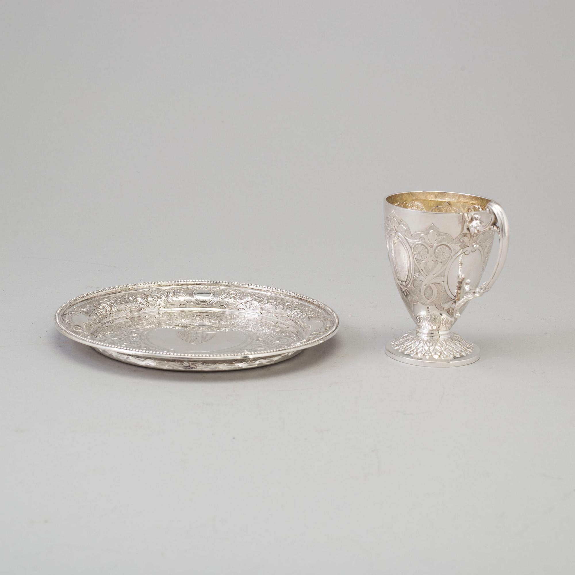 KOPP och FAT, silver, fatet stämplat Henry Holland London, 1878.