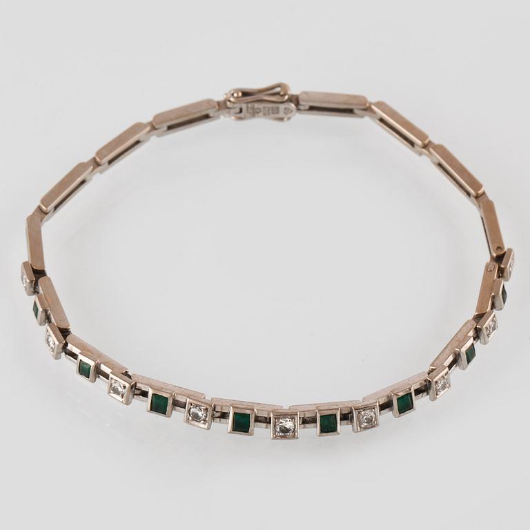 ARMLÄNK, 18K vitguld med 9 briljantslipadediamanter samt 8 smaragder, Georg Perenyi Lawepe, Stockholm, 1961. Vikt 13,1 g.