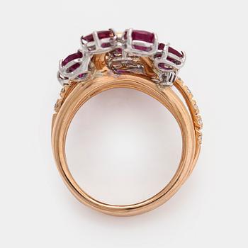 Sormus, 18K ruusukultaa, ovaaleja ja pisaramuotoisia rubiineja sekä briljanttihiottuja timantteja.
