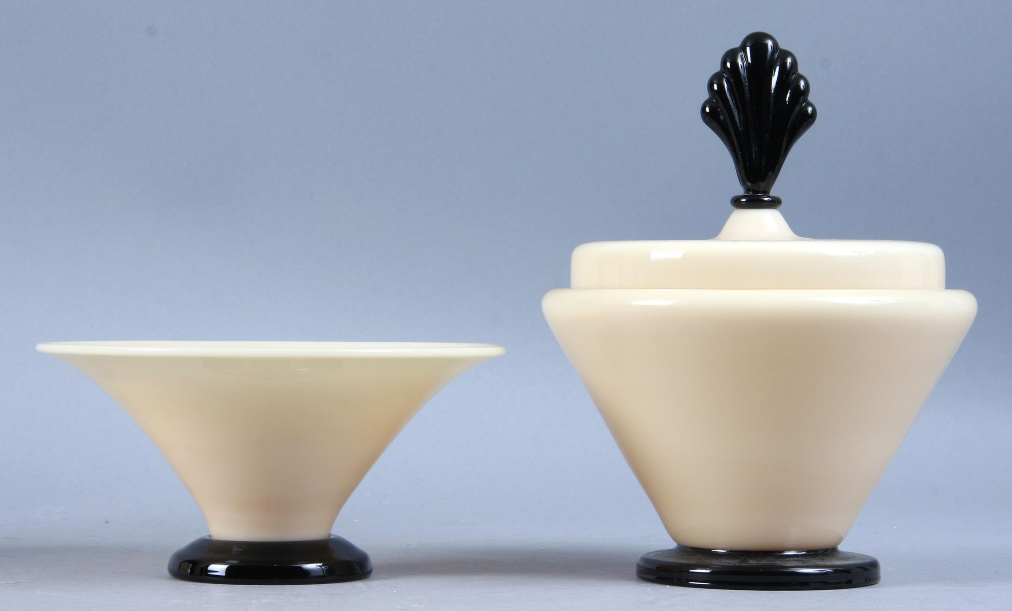 PRYDNADSFÖREMÅL, 4 st, kryopas samt glas, Pukeberg, omkring 1930-talets mitt.