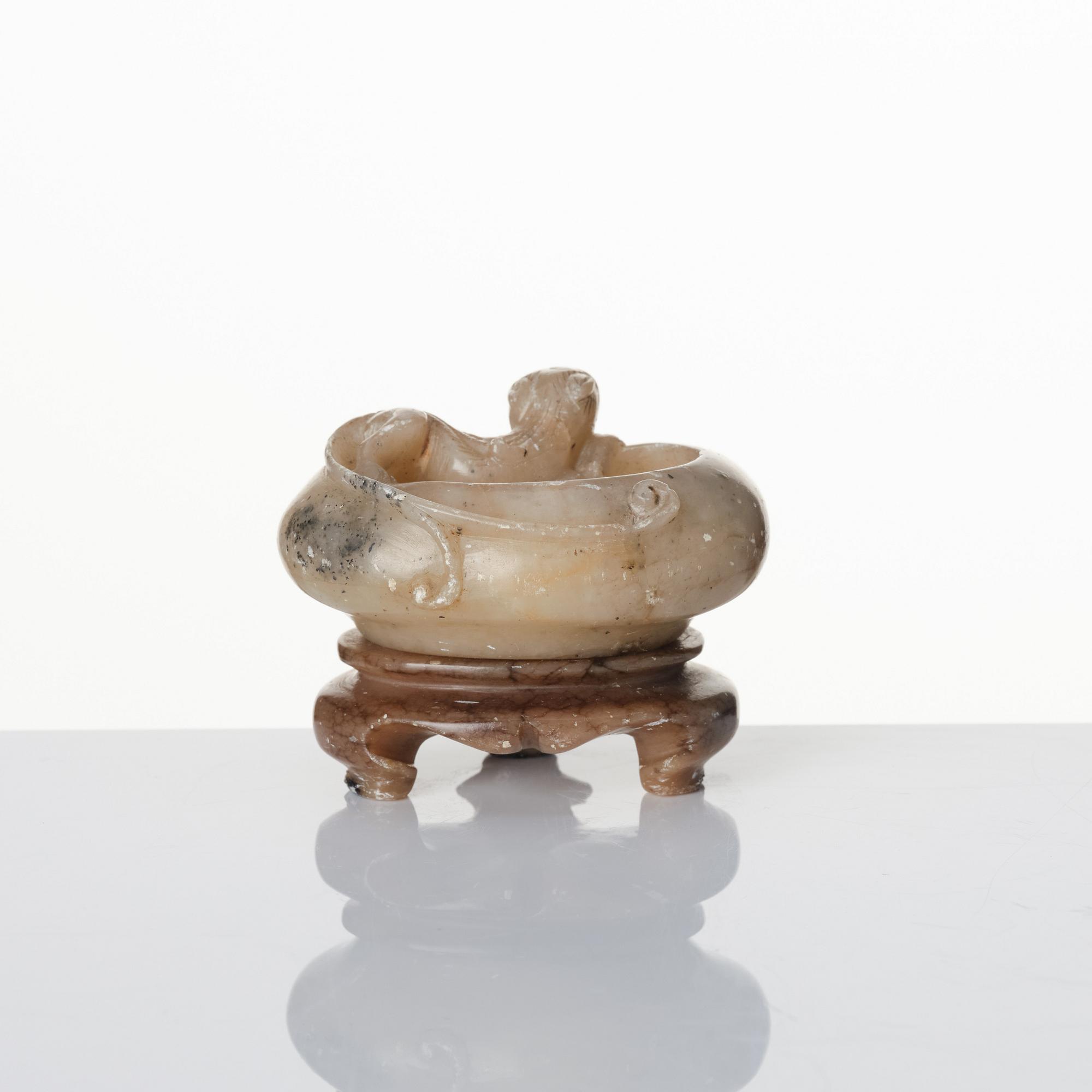 Penselbad soapstone, presentationsask för Hu Kaiwen med en målning signerad Lushu, sen Qingdynasti, 1900.