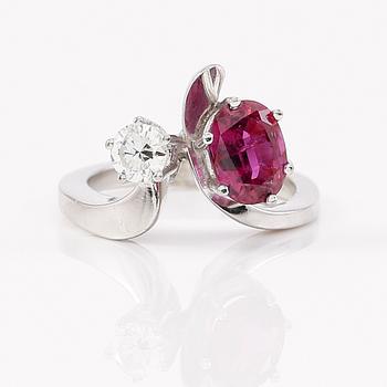 RING, 18K vitguld, rubon ca 2.00 ct, briljantslipad diamant ca 0.37 ct.