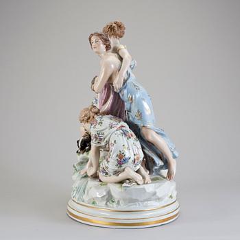 FIGURGRUPP, porslin, 1900-talets första hälft.