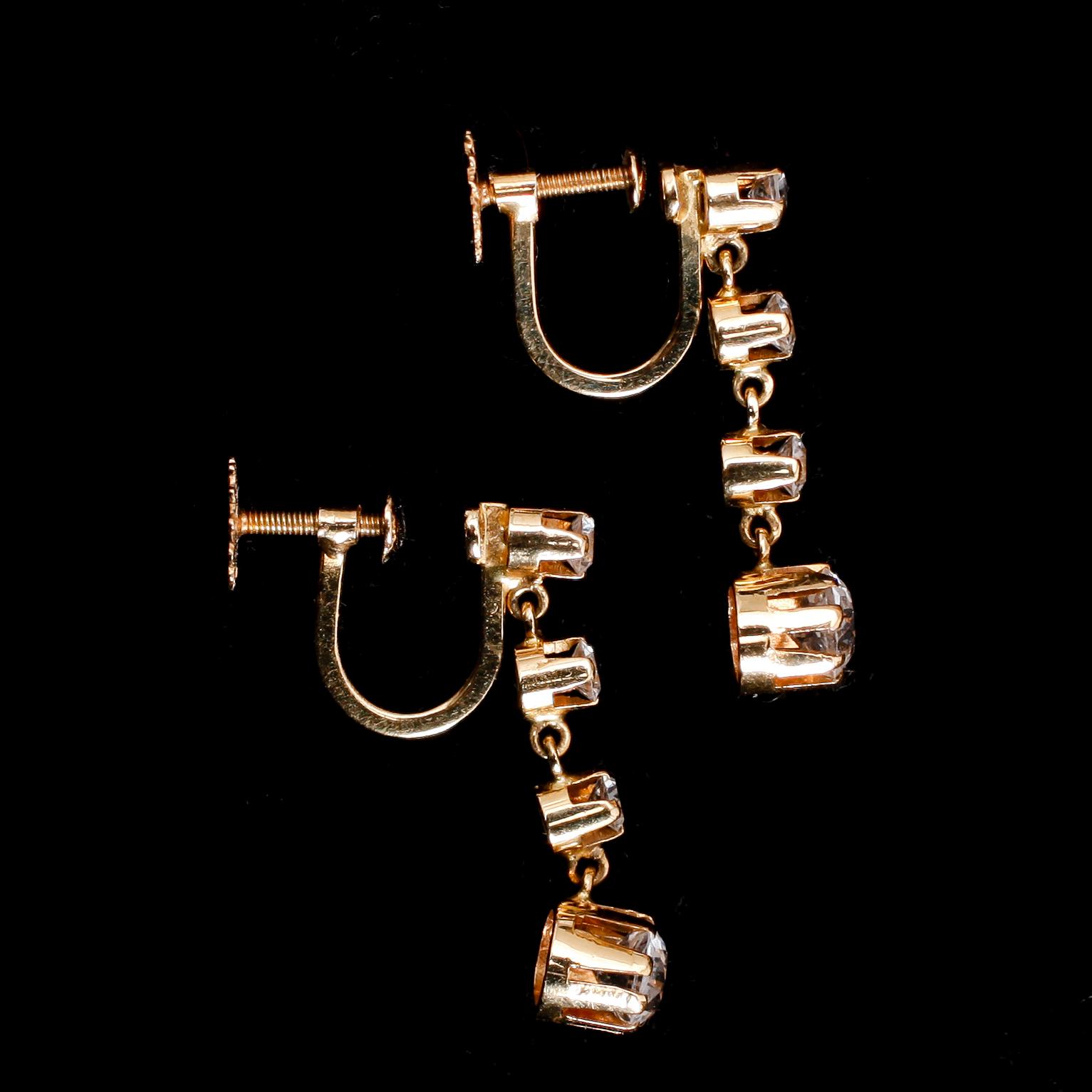 ÖRHÄNGEN, 1 par, 18 k guld, 1953, med vita stenar. Total vikt 3 gram.