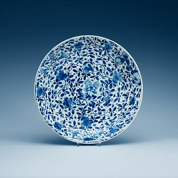 1576. A blue and white dish, Qing dynasty, Kangxi (1662-1722).