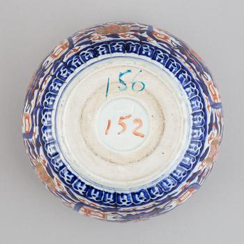 An imari flower pot, Japan, Meiji (1868-1912).