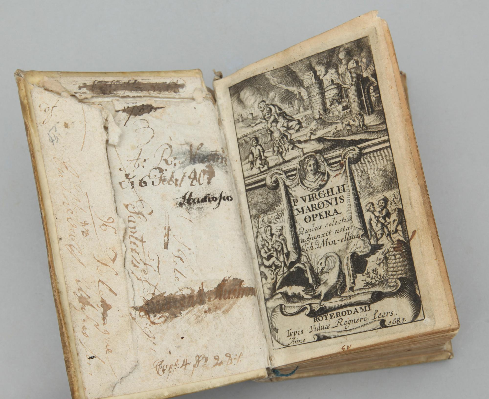 PARTI BÖCKER, 3 vol, bl a "Maronis Opera" av Publius Vergilius, Rotterdam 1704.