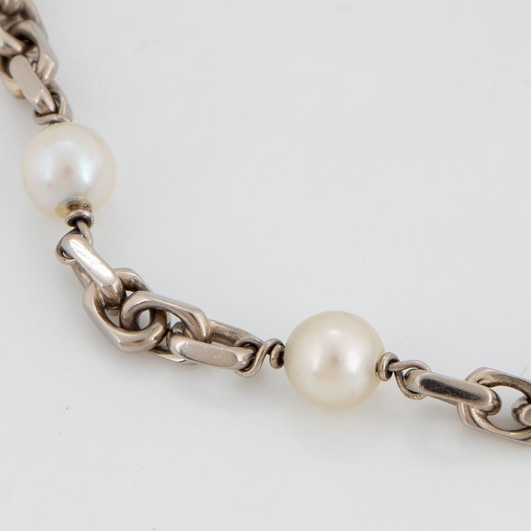 18K white gold bracelet with pearls.