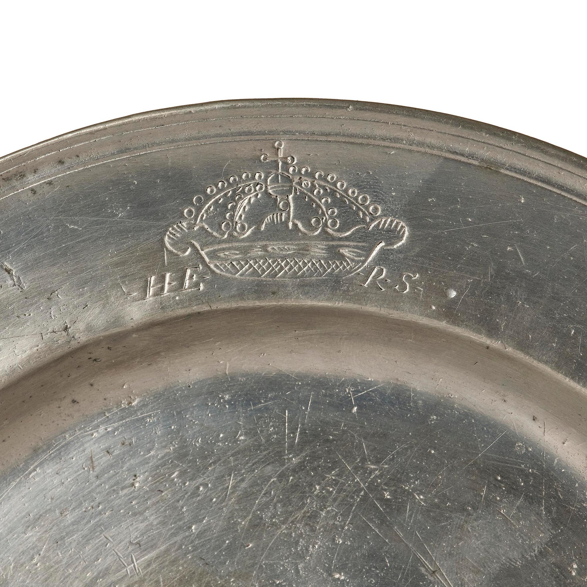 Tallrik, ur Hedvig Eleonoras Strömsholmsservis, av Nicholas Kelk (mästare i London 1638-88), daterat 1680.