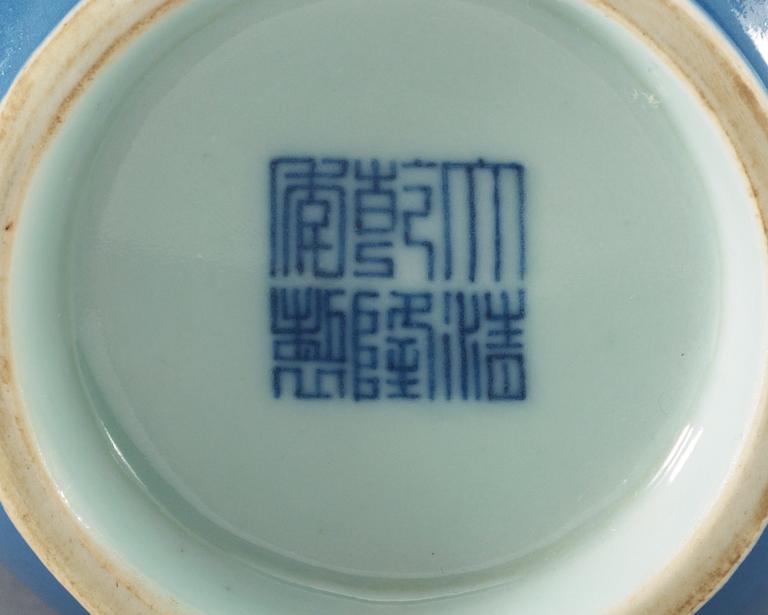 VAS, porslin. Qing dynastin, 1800-tal med Qianlongs märke.