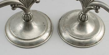 KANDELABRAR, 1 par OCH VÄGGLAMPETTER, 1 par, tenn, 1900-talets första hälft.