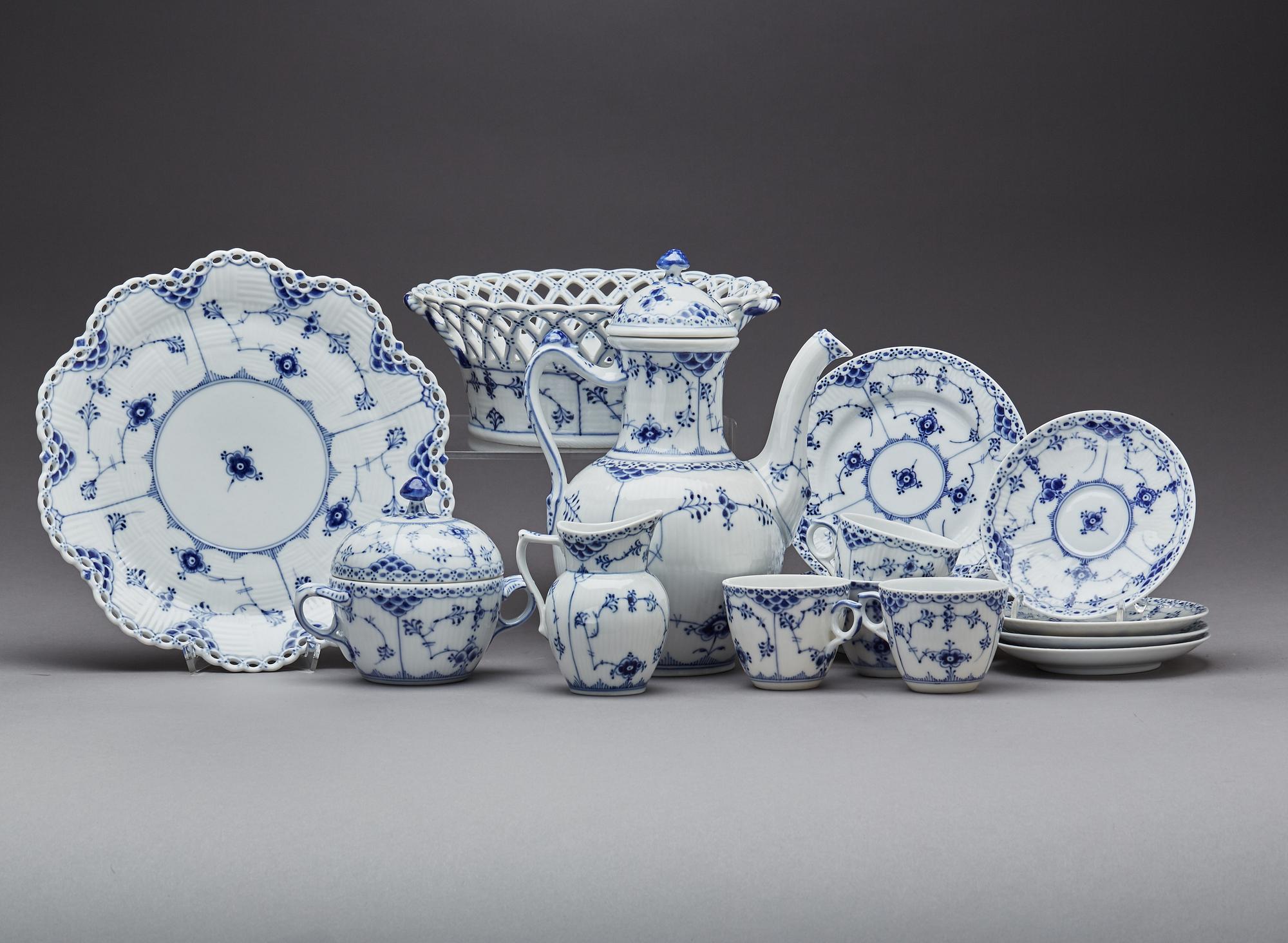 KAFFESERVIS, ca 28 dlr, Musselmalet, Royal Copenhagen, 1900-talets mitt, porslin.