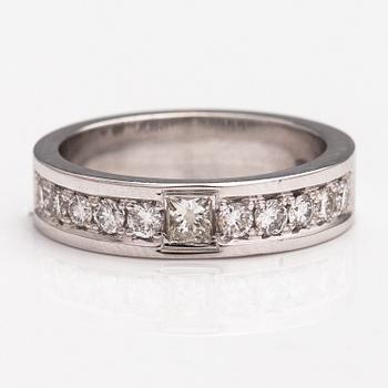 An 18K gold ring with diamonds ca. 0.44 ct in total.