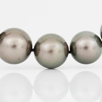 A cultured Tahiti pearl necklace.