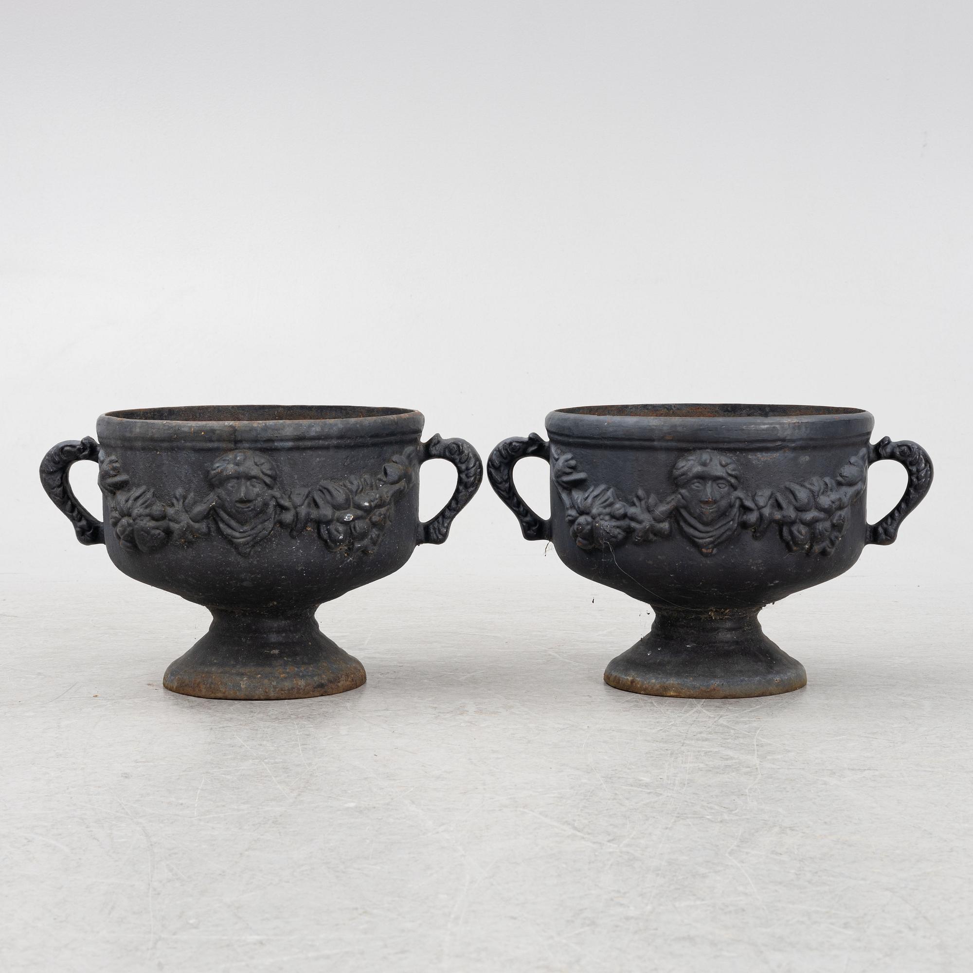 Trädgårdsurnor, ett par, gjutjärn, 1900-tal.