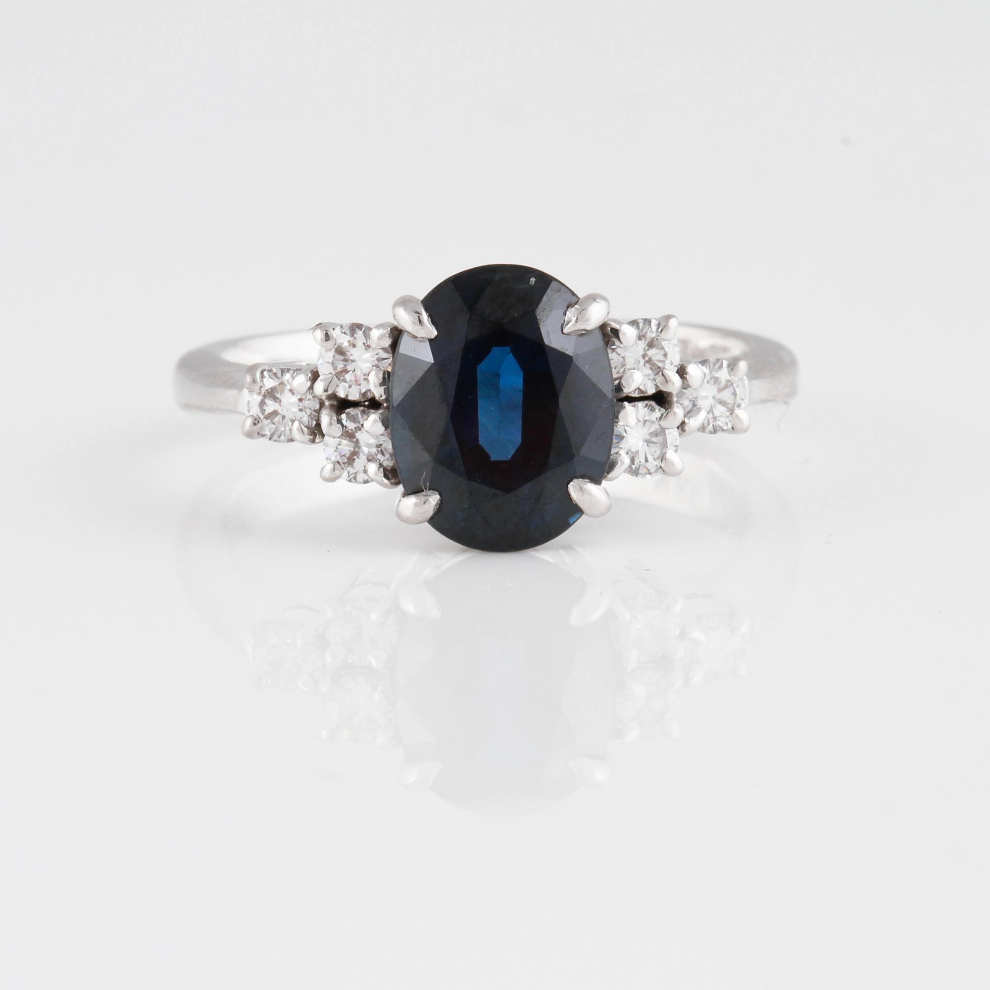 RING, 18K vitguld med fasettslipad blå safir ca 3.00 ct samt briljantslipade diamanter ca 0.30 ct. Vikt 5,0 gram.