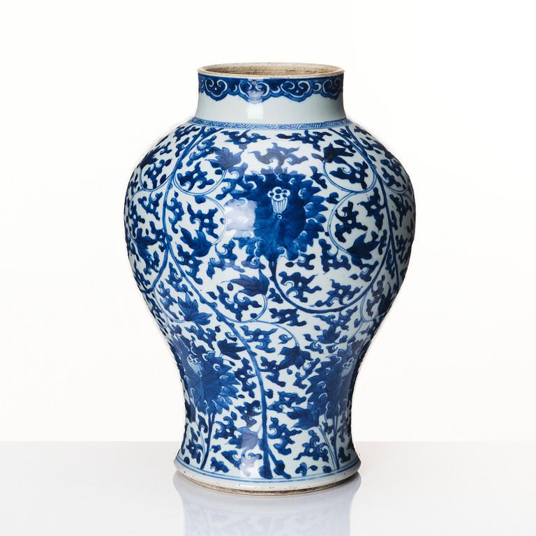 A blue and white lotus jar, Qing dynasty, Kangxi (1662-1722).