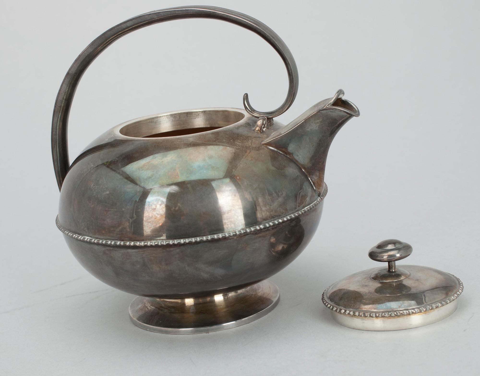 TEKANNA, 813 silver. Auran Kultaseppä Oy, Åbo 1957. Vikt 378 g.