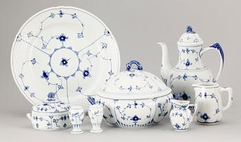 MAT- SAMT KAFFESERVIS, 93 delar, porslin, "Musselmalet", Bing & Gröndahl resp Royal Copenhagen.