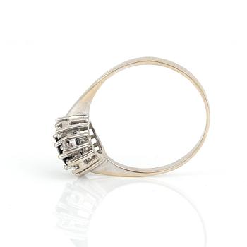 RING, 18K vitguld med ovalslipad safir ca 0,29 ct och briljantslipade diamanter tot ca 0.20 ct. Vikt ca 3,25 g.