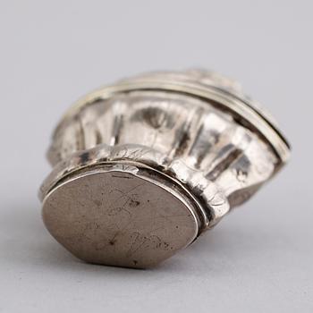 LUKTDOSA, silver, möjligen Wolf Petersen, Haderslev 1700-talets mitt. Vikt ca 25 gram.