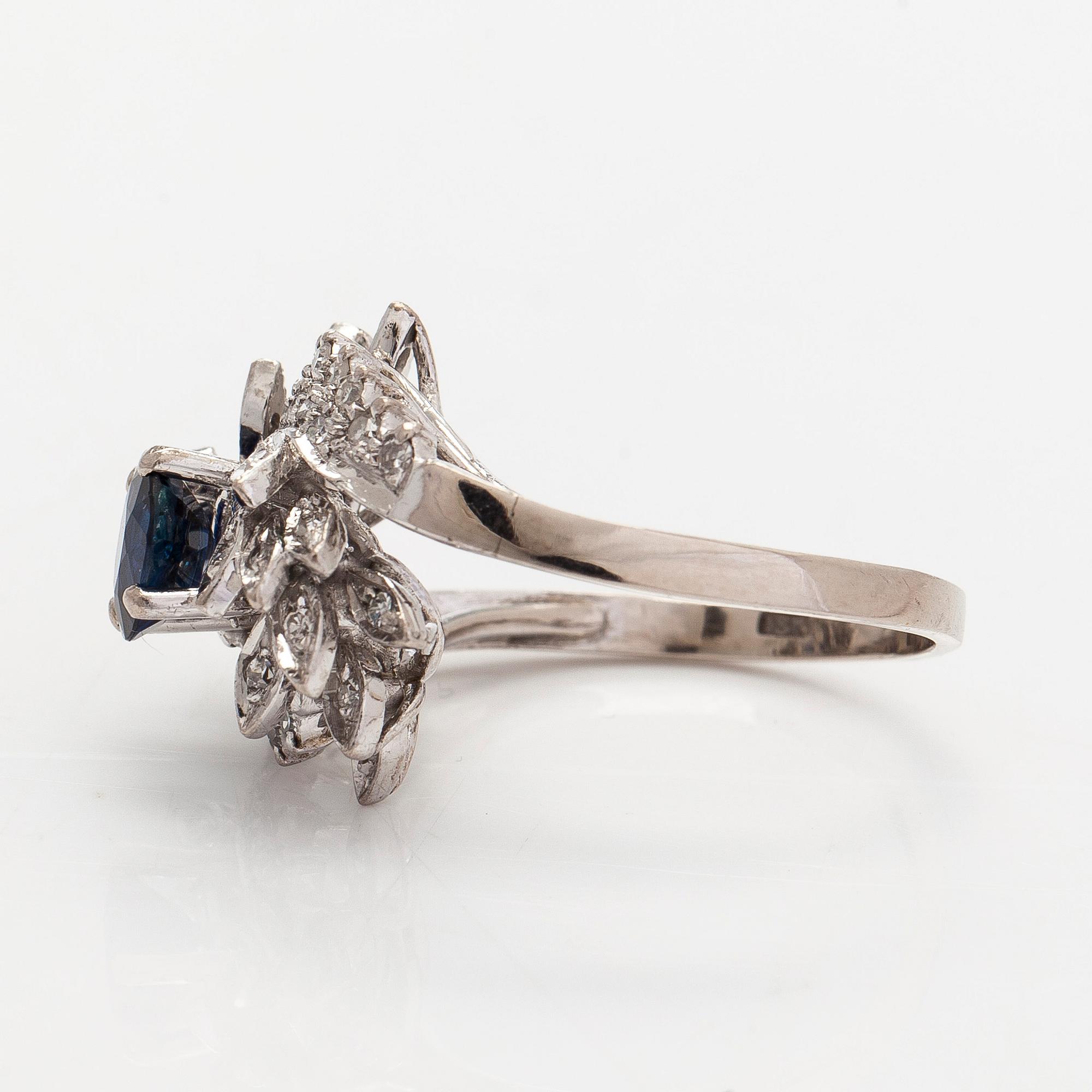 Ring, 18K vitguld, diamanter och safir.
