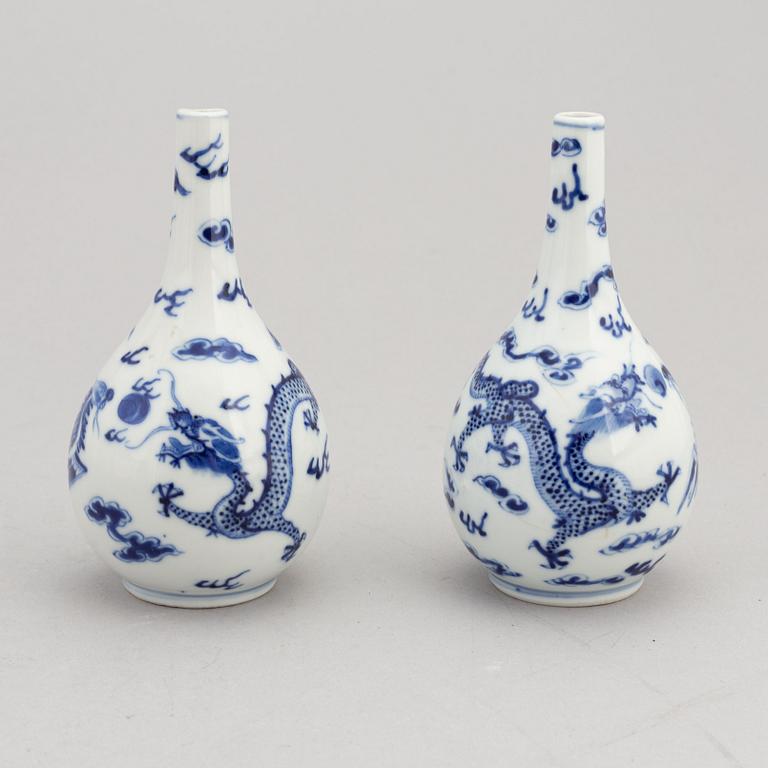 A pair of Chinese blue and white porcelain vases, presumably from around the year 1900.