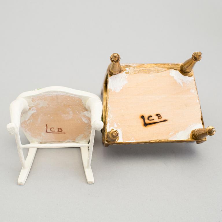 A lot of 22 pieces of doll house furniture by Carin Backlund, Sweden, late 20th century.