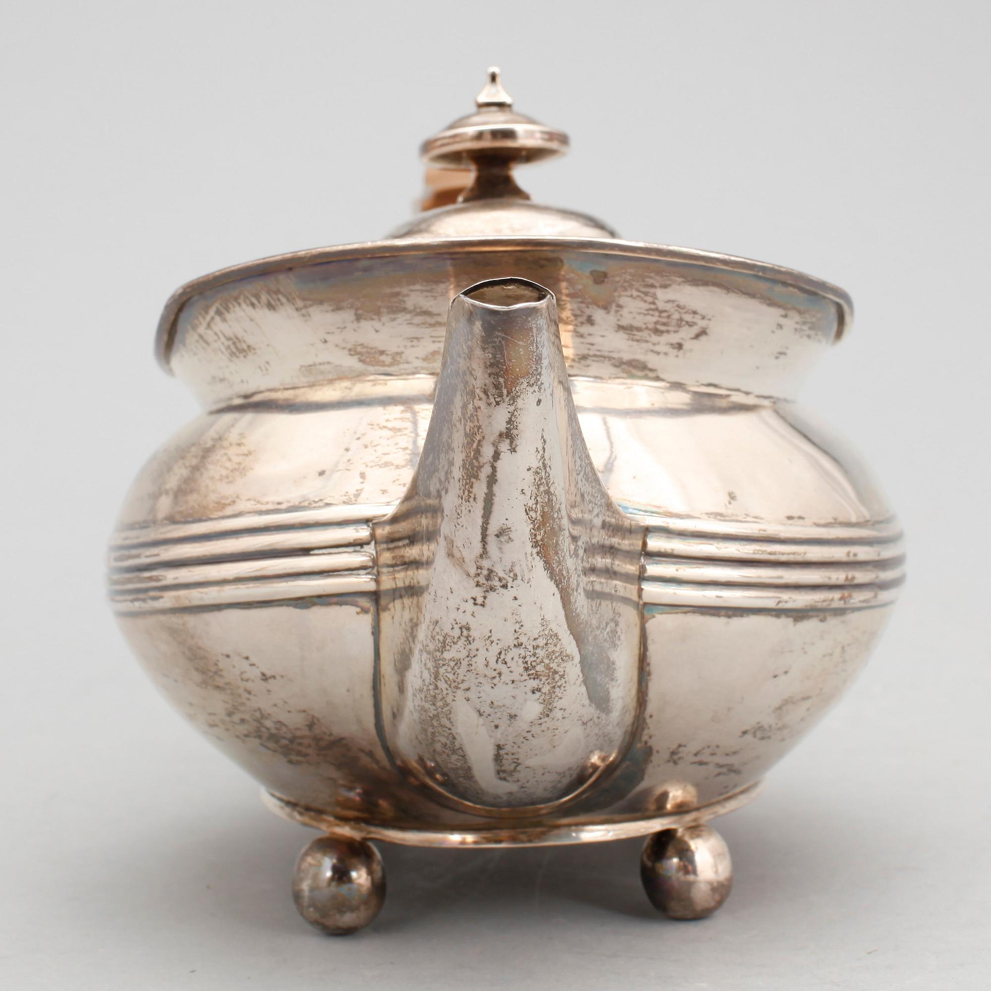TEKANNNA och SOCKERSKÅL, silver, James Ede & Alexander Hewat, London 1810. Vikt ca 806g.