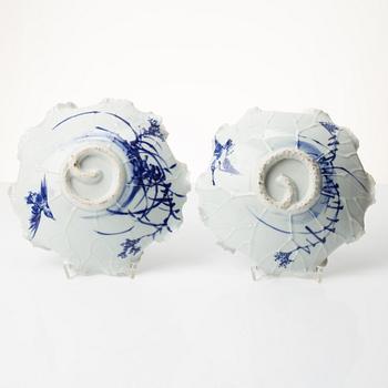 A pair of Japanese blue and white lotus-leaf shaped dishes, Meiji period (1868-1912).