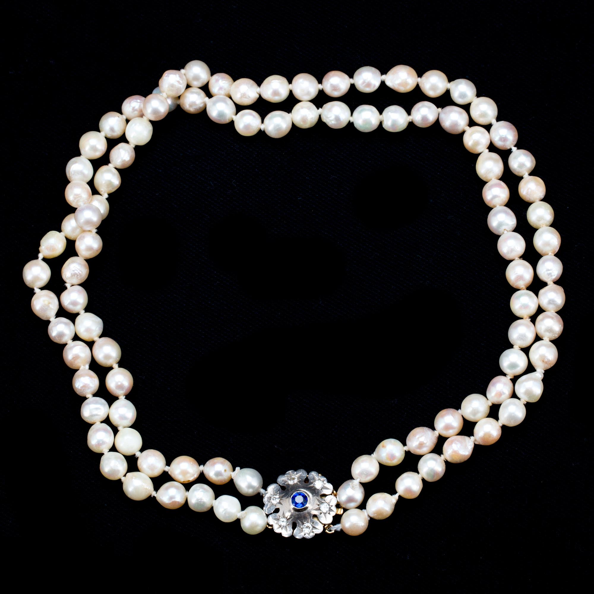 PÄRLCOLLIER, två-radigt, odlade pärlor med lås av 18 k guld, Mattinsons Ringfabrikation, Stockholm, 1963.