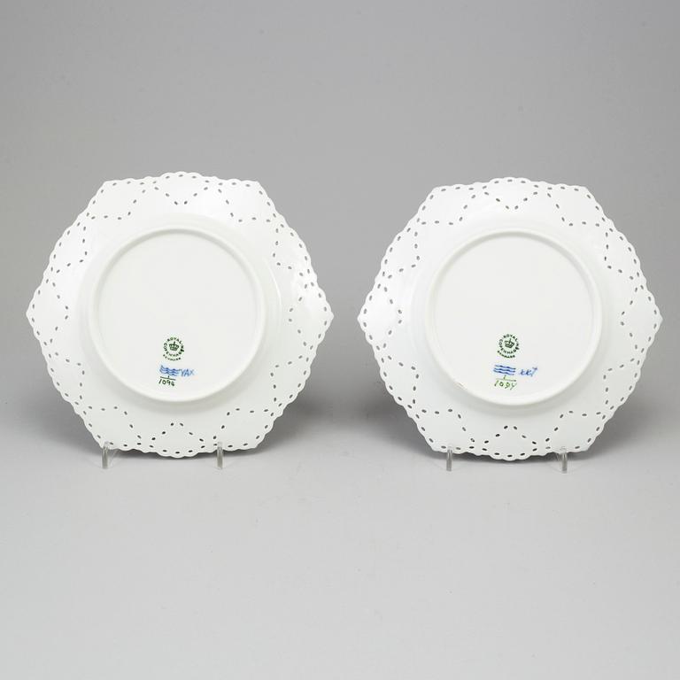 ROYAL COPENHAGEN, assietter ett par, porslin, "Musselmalet", modell 1094, Danmark.