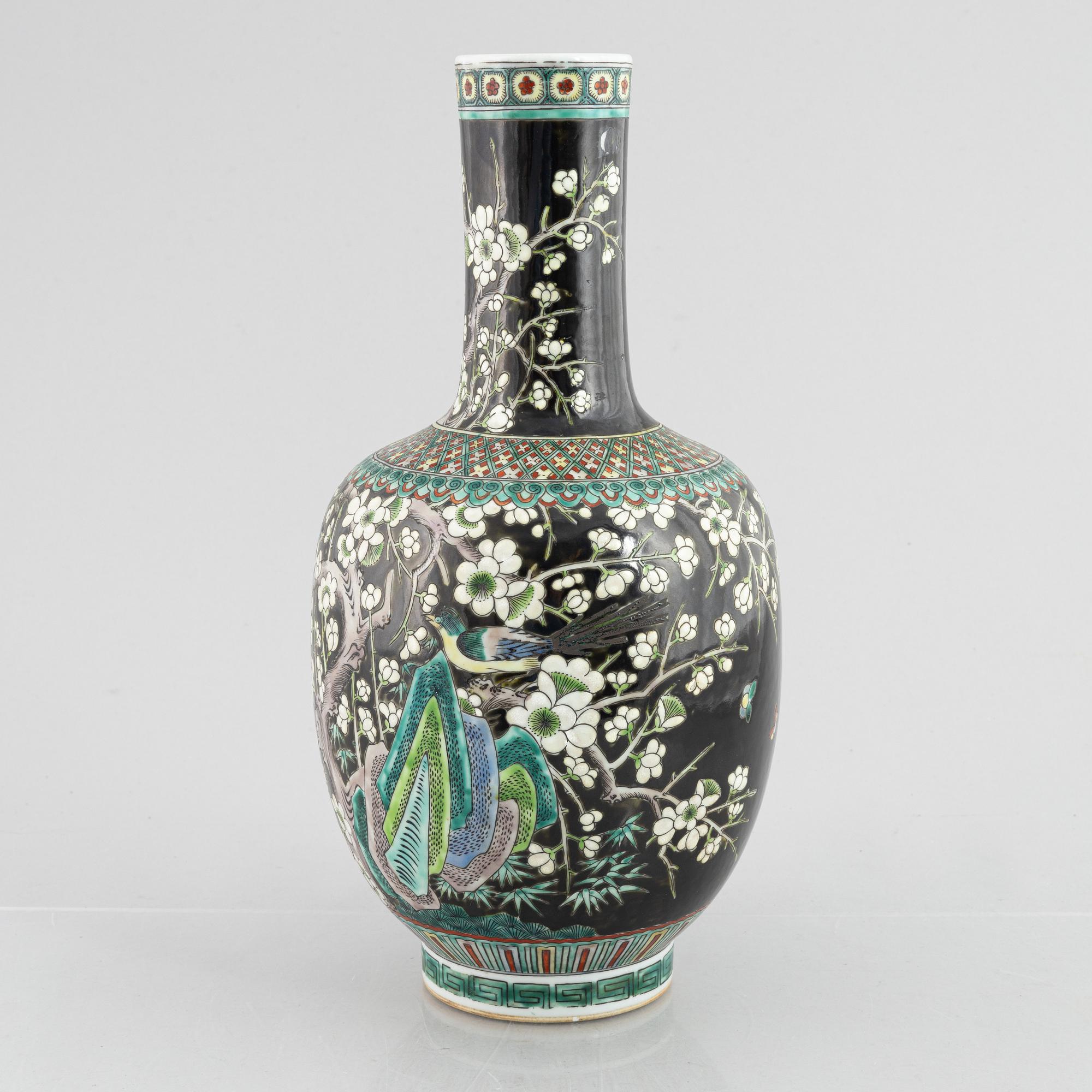 A Chinese famille noir porcelain vase, late Qing dynasty / early 20th century.