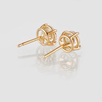 ÖRHÄNGEN, 18K guld med briljantslipade diamanter 1.88 ct. Vikt 2,2 gram.
