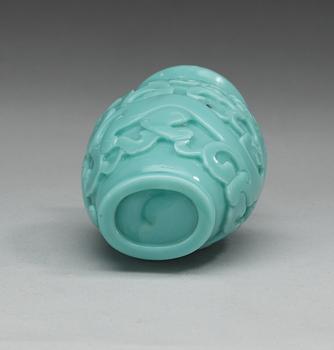 A turquoise Peking glass vase, Qing dynasty, 19th Century.