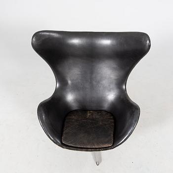An Arne Jacobsen Ägget armchair for Fritz Hansen Denmark 1968.